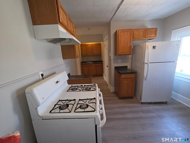 Building Photo - 250 Bassett St