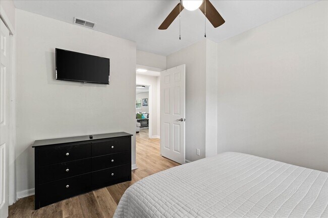 Building Photo - 2425 Bruce Ln