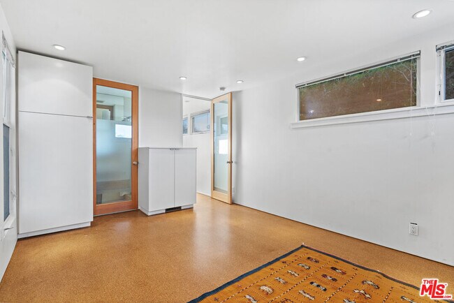 Building Photo - 648 Palms Blvd