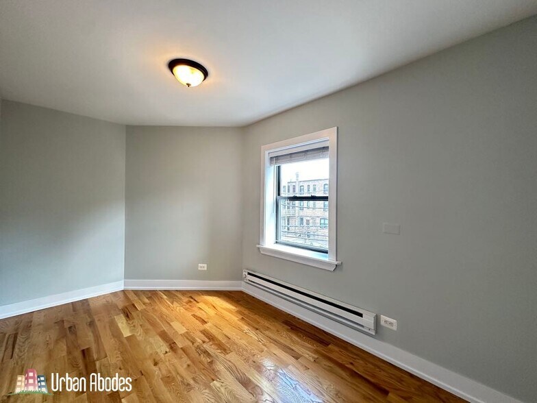 Building Photo - 816 W Cornelia Ave