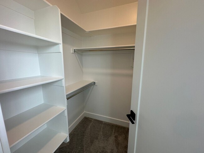 Building Photo - Gorgeous 5 Bed 3.5 Bath Home at Daybreak I...