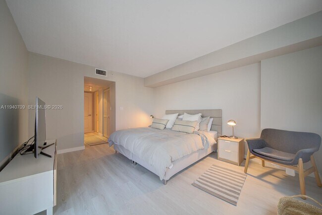 Building Photo - 1900 Sunset Harbour Dr