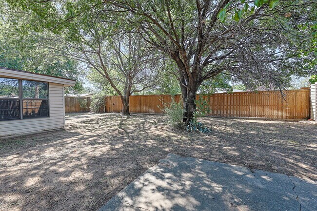 Building Photo - Spacious 3/2/2 near McCullough Park