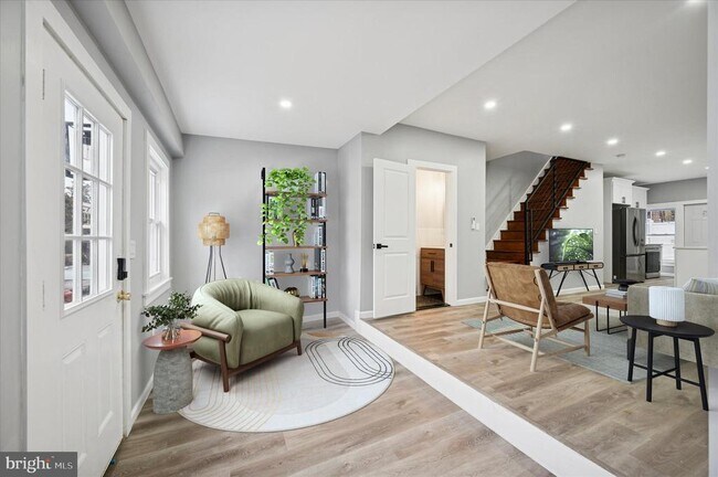 Building Photo - 547 S Yewdall St