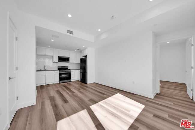 Building Photo - 667 Wilton Pl