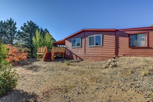 Building Photo - Spacious 2 Bedroom Home Near Willow Lake!