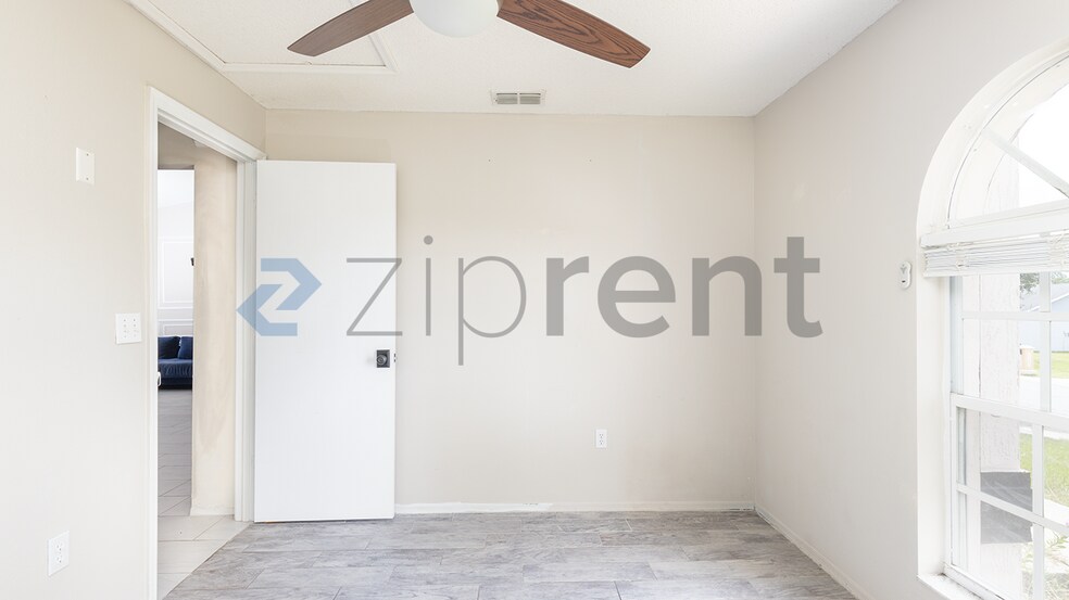 Building Photo - Unit