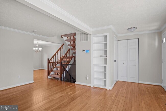 Building Photo - Conveniently Located Townhouse with Versatile Living Spaces