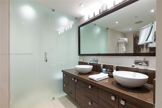 Building Photo - 5875 Collins Ave