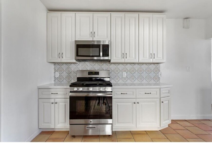 Kitchen - 1123 S Tremaine Ave