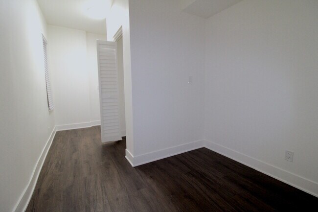 Building Photo - 825 N Hermitage Ave