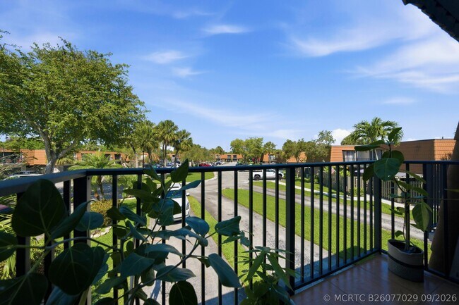 Building Photo - 11014 SW 15th Manor