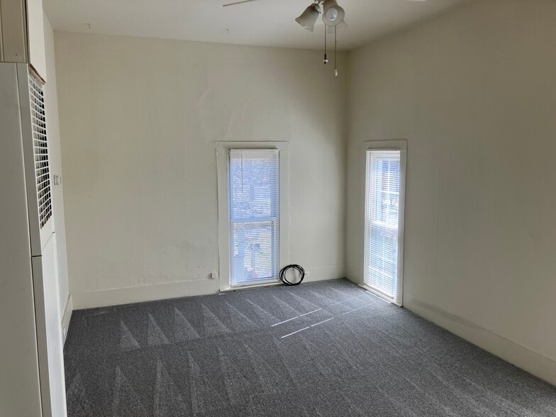 504 1/2 living room - 504 E Clinton St.