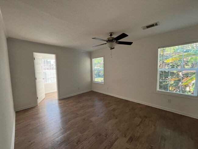 Building Photo - 171 Eland Dr