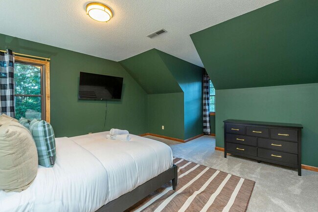 Building Photo - 41 Little Forest Dr