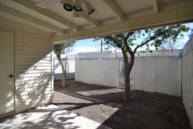 Building Photo - Charming 1 Bedroom 1 Bath Town home! South Tucson Location!