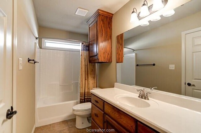 Building Photo - Available August 2026! Beautiful 5 Bed/4 B...