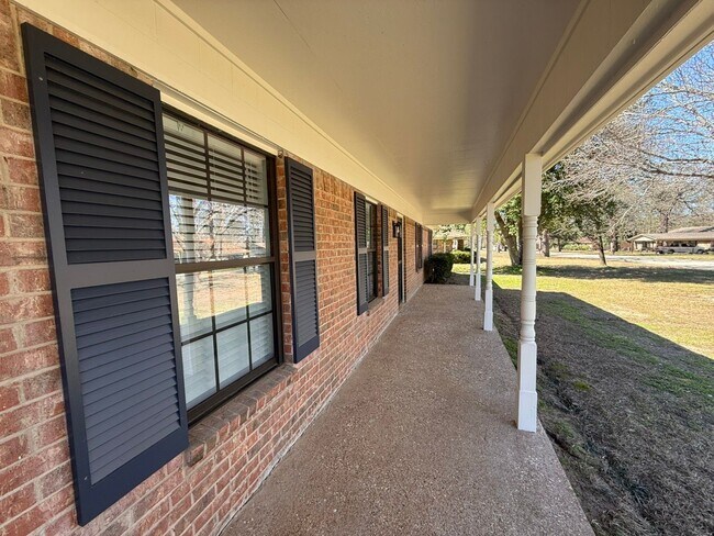 Building Photo - Available-Remodeled 3/2 with 4-Car Garage!