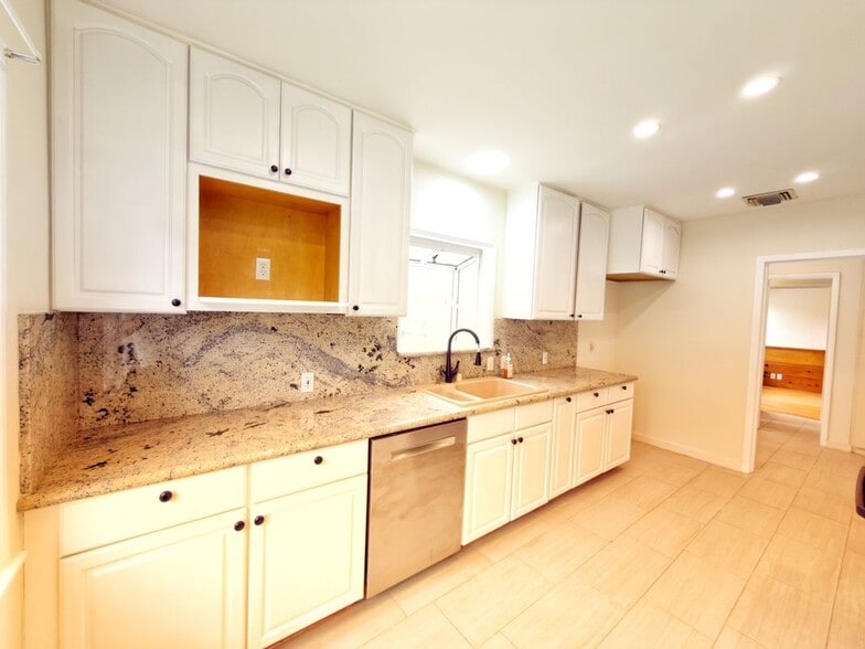 Building Photo - 1470 Del Mar Ave