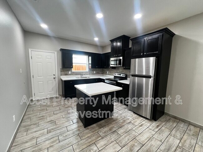 Building Photo - 1327 W Garfield Ave