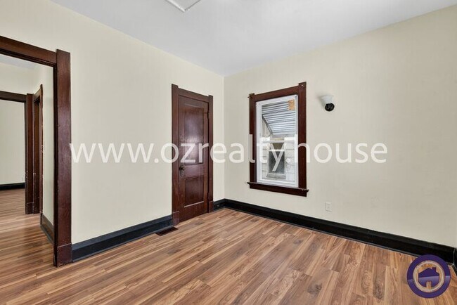 Building Photo - 834 Oak St