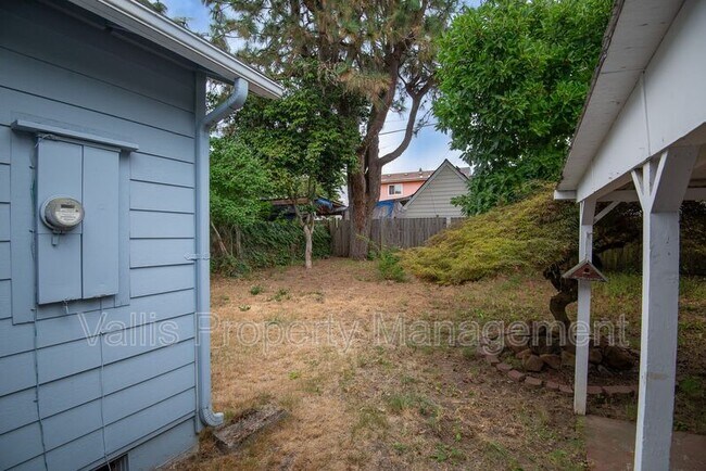 Building Photo - 920 13th St NE