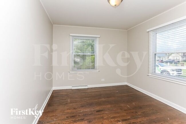 Building Photo - 6667 Glenview Dr