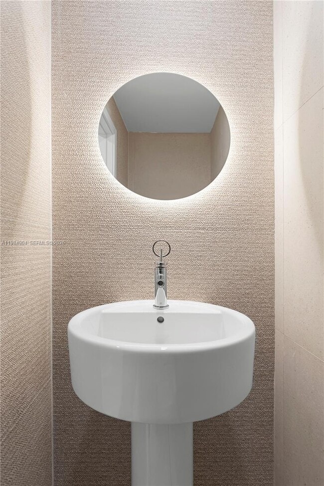 Building Photo - 1000 Venetian Way