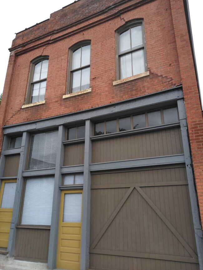 Building Photo - 427 Brady St