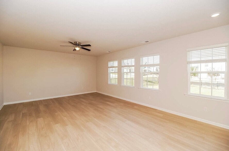 Building Photo - 5974 Oak Br Cir