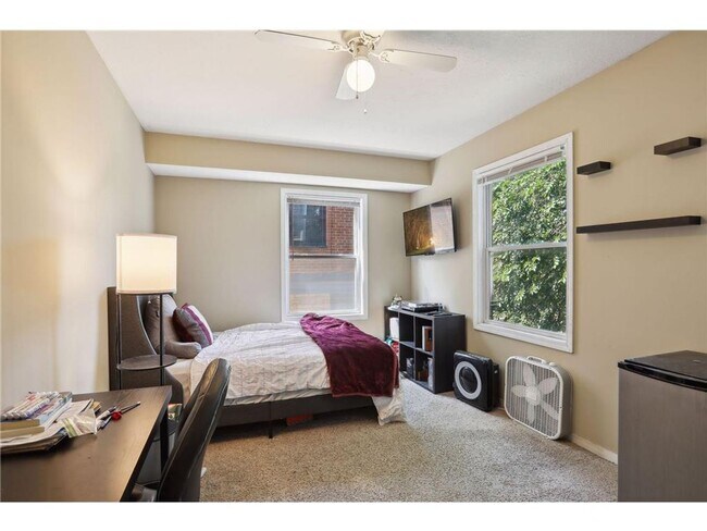 Building Photo - LOCATION LOCATION LOCATION! 5BD / 2BA Available 9/1/26!