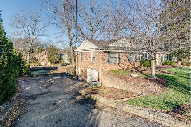 Building Photo - Spacious Green Hills Retreat | 3–4BR, 3BA | Deck, Hot Tub, & Prime Location