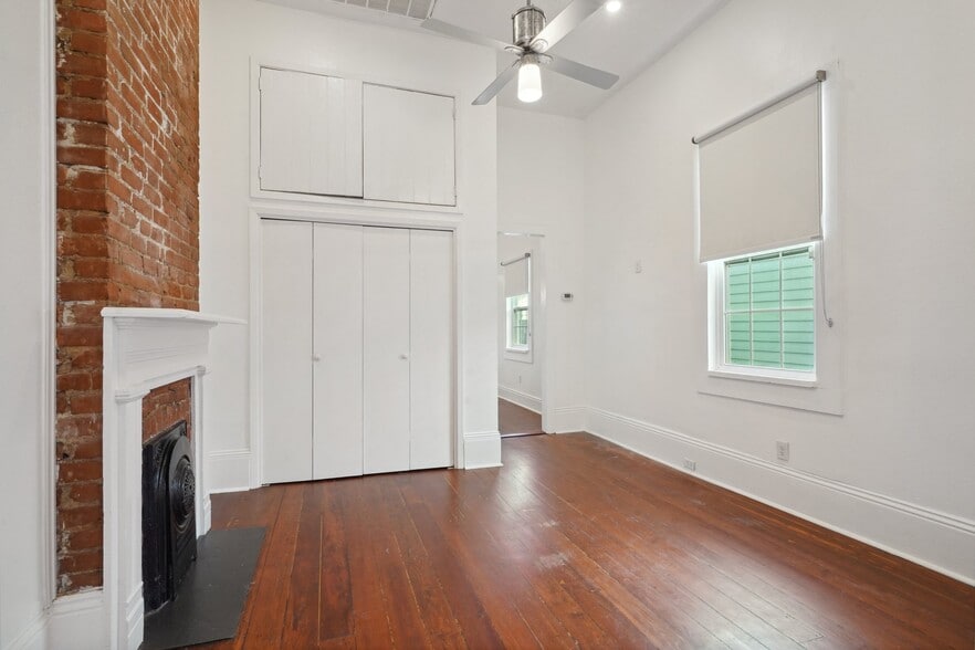 middle bed - 3980 Annunciation St