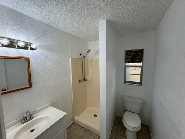 Building Photo - Cozy duplex with 3 bedrooms and 2 baths