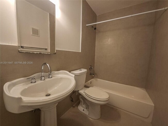 Building Photo - 10907 N Kendall Dr