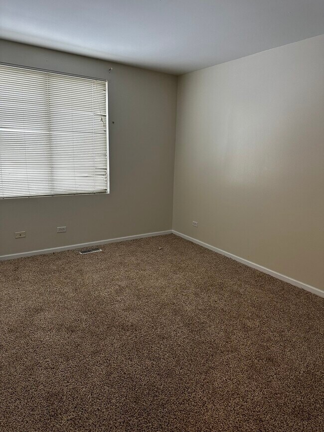 Building Photo - 1121 Symphony Dr