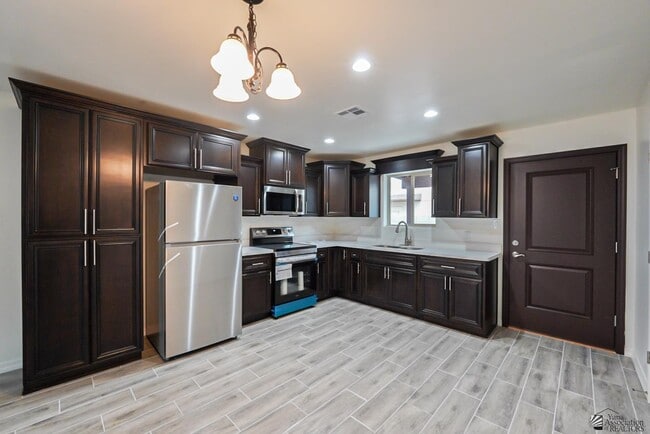 Building Photo - 1921 S Walnut Ave