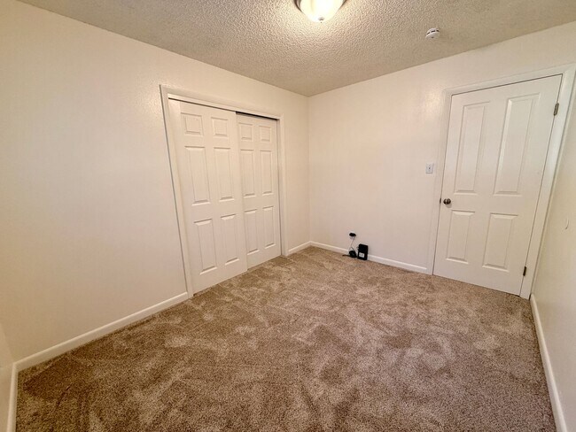 Building Photo - Lovely 5-bedroom, 2¾-bath home located in ...