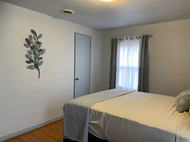 Building Photo - 2014 Davis Ave