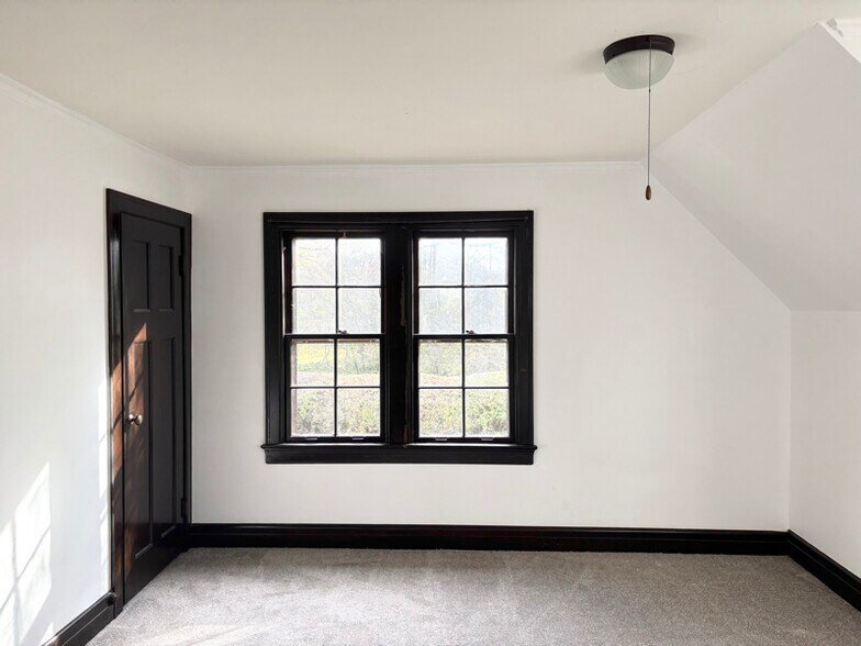 Building Photo - 708 Rock Beach Rd