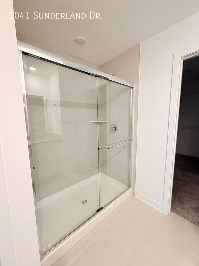 Building Photo - 1041 Sunderland Dr