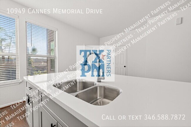 Building Photo - 10949 Cannes Memorial Dr