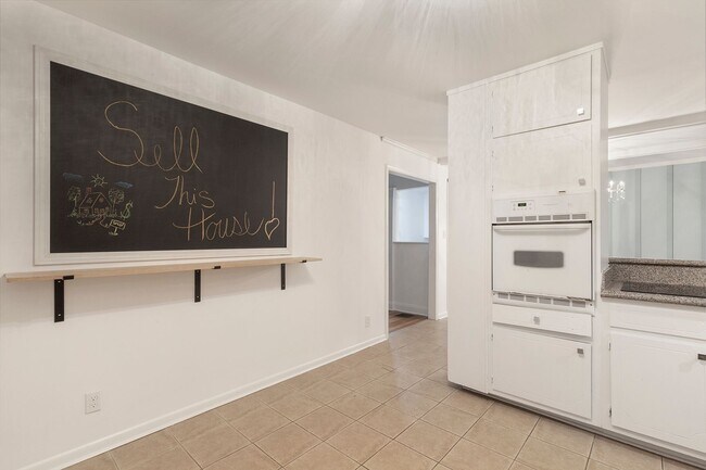 Building Photo - Spacious 3bd/2ba w/ 2 Car Garage and Large...