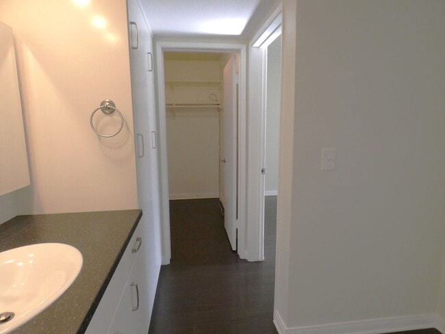 Building Photo - *Available NOW  in La Habra!*