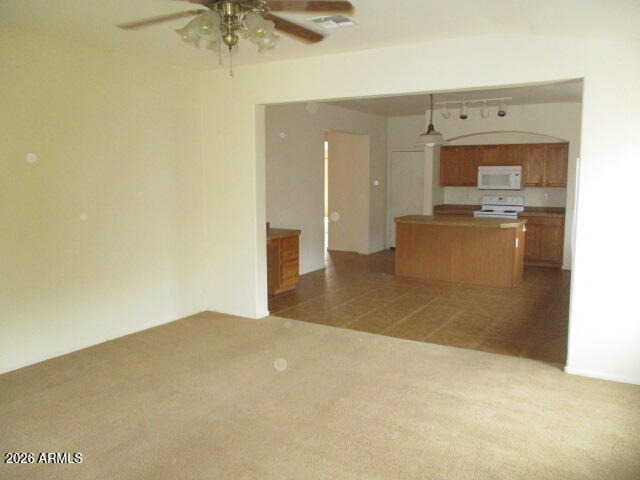 Building Photo - 694 E Saddle Way