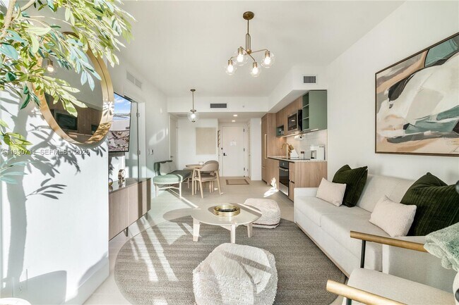 Building Photo - 601 NE 1st Ave