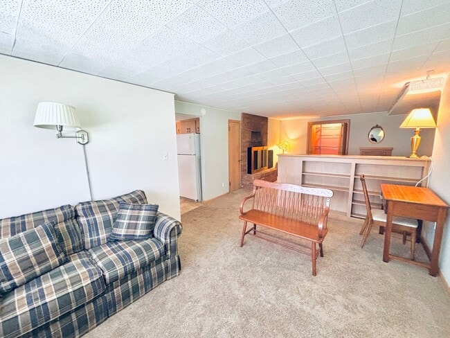 Building Photo - Quaint 1bed 1bath Lower Level Unit, With P...