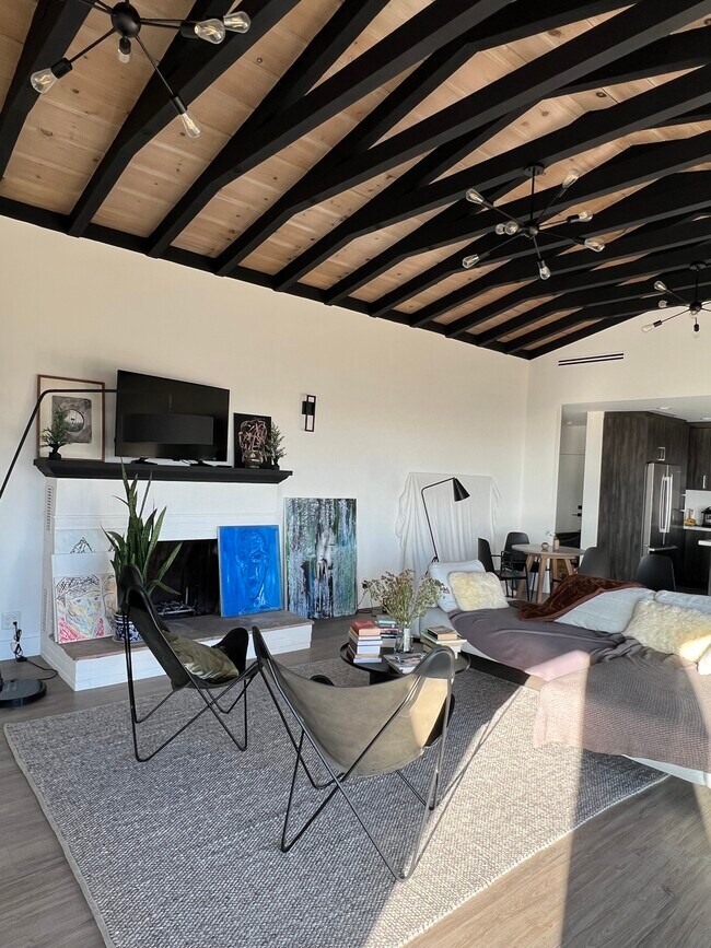 Building Photo - 353 Mariposa Dr