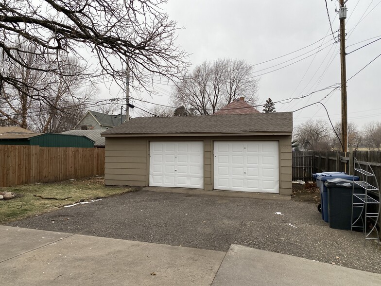 Private Garage Space (Right side). Comes with automatic remote opener! - 3052 California St NE