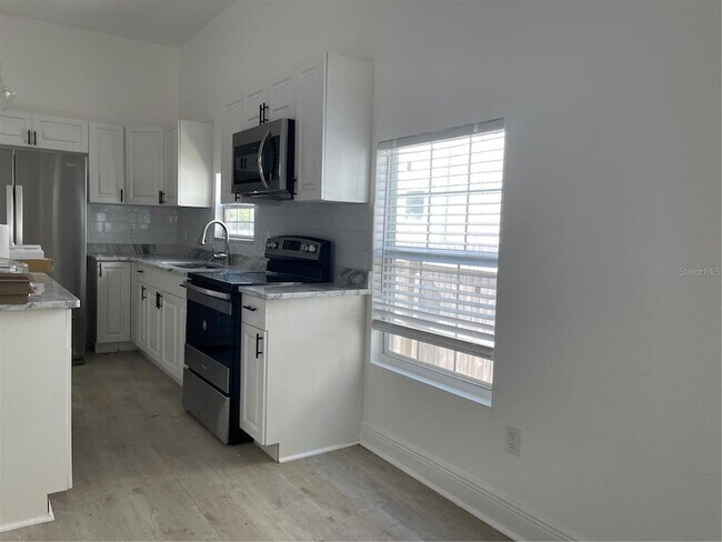 Building Photo - 114 W Amelia Ave